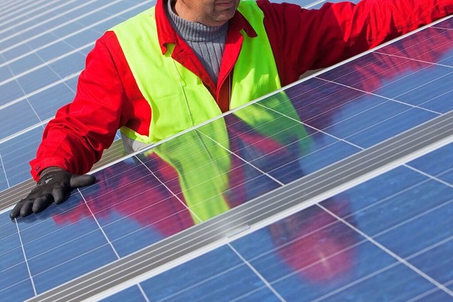 Durch die Installation von Photovoltai...mehr fr den Klimaschutz getan werden.  | Foto: Patrick Pleul (dpa)