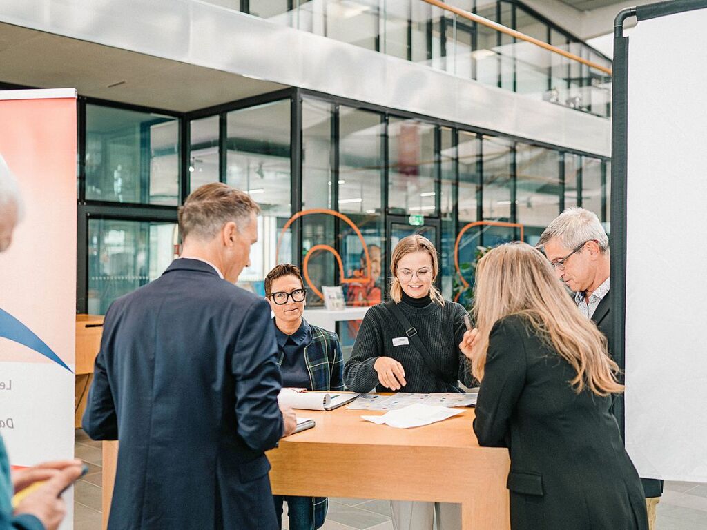 Die deutsch-franzsischen Gesprche zur politischen und wirtschaftlichen Zukunft der Region am Oberrhein bei der Hager Group in Obernai