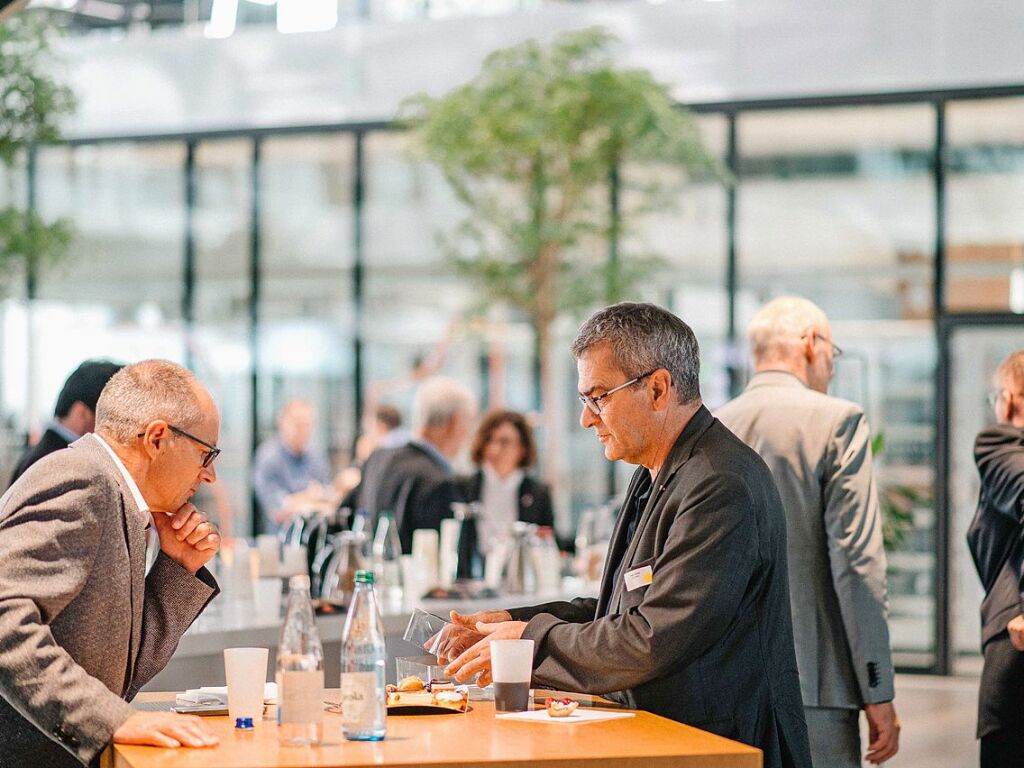 Die deutsch-franzsischen Gesprche zur politischen und wirtschaftlichen Zukunft der Region am Oberrhein bei der Hager Group in Obernai