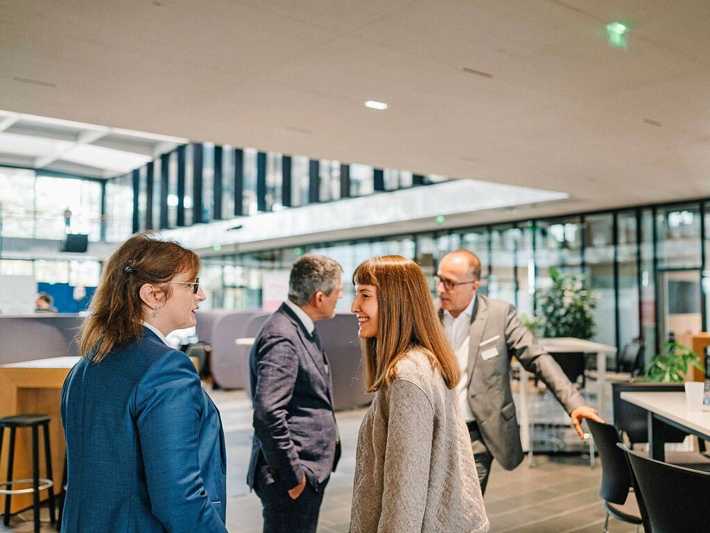 Die deutsch-franzsischen Gesprche zur politischen und wirtschaftlichen Zukunft der Region am Oberrhein bei der Hager Group in Obernai