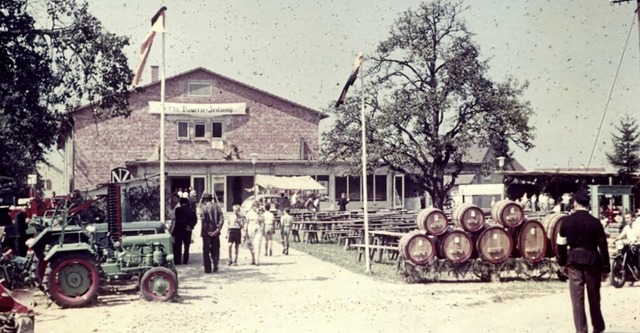 Die Festhalle im Jahr 1954 noch unverp...einer landwirtschaftlichen Ausstellung  | Foto: Archivfoto: Bearbeitung Silvia Schillinger-Teschner