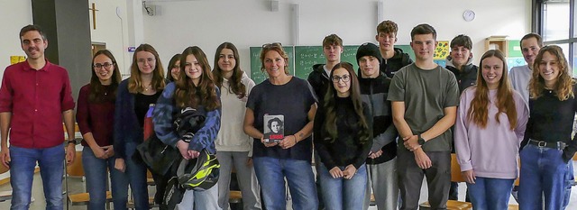 Nadja Klier (mit Buch)  in Mitte der S...r Oberstufe zusammen mit ihren Lehrern  | Foto: Benedikt Stahl