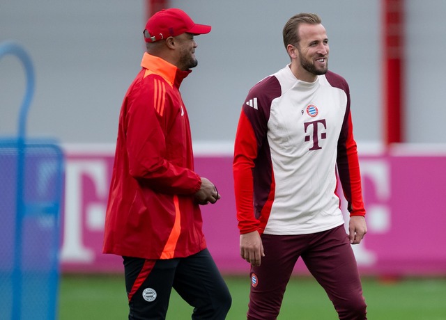 Gut gelaunt beim Training: Trainer Vin...pany (l) und Torj&auml;ger Harry Kane.  | Foto: Sven Hoppe/dpa