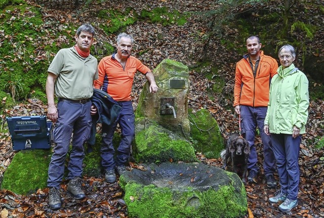 Christoph Kurzbach, Klaus Braun, Joach...k und Elisabeth Kempf am Marienbrunnen  | Foto: Endrik Baublies