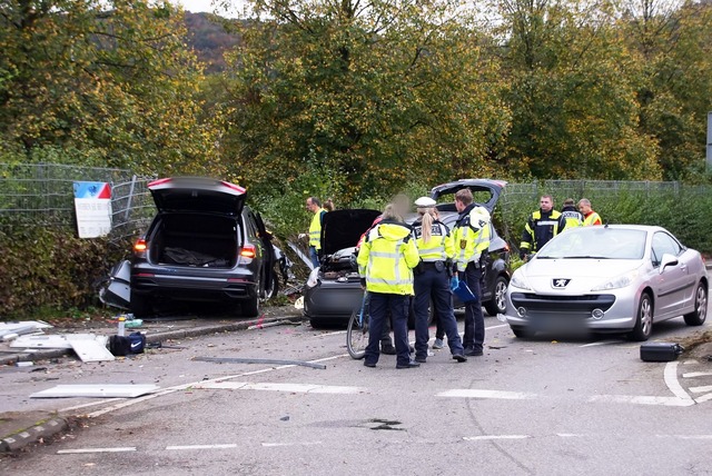 Eine Mutter und ihre zwei kleinen S&ouml;hne starben noch an der Unfallstelle.  | Foto: -/SDMG/dpa