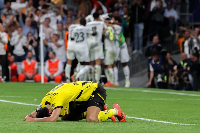 Ramy Bensebaini und seine Dortmunder T...amosen Start am Ende doch &auml;rgern.  | Foto: David Canales/dpa