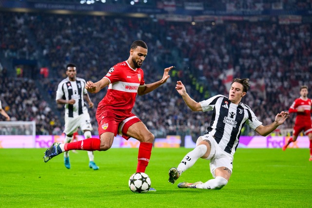 Josha Vagnoman (l.) und der VfB Stuttg...gten in Turin eine starke Vorstellung.  | Foto: Tom Weller/dpa