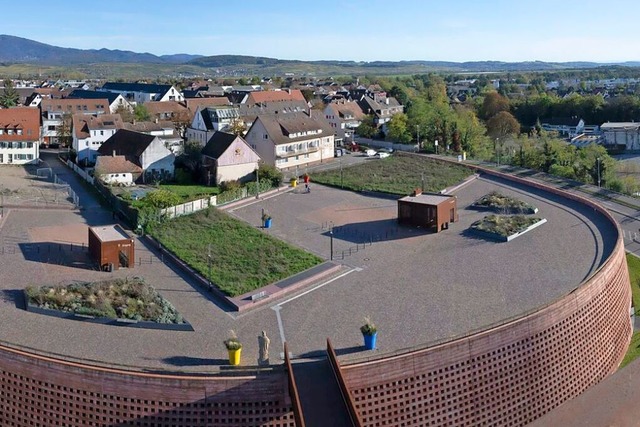 Blick vom 35 Meter hohen Neuenburger B...m aber sicher geht es an die Bebauung.  | Foto: Volker Mnch