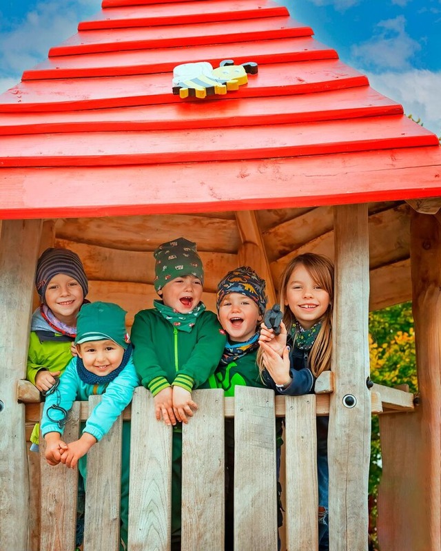 Die Holzschlger Kinder freut&#8217;s. Sie haben einen neuen Spielplatz.  | Foto: Wolfgang Scheu