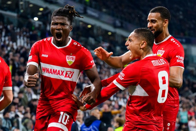 Siegtorsch&uuml;tze in der Nachspielze...wechselter El Bilal Tour&eacute; (l.).  | Foto: Tom Weller/dpa