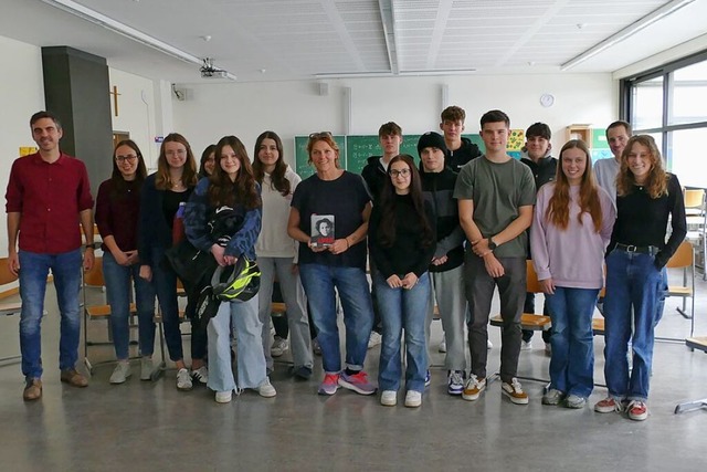 Nadja Klier (mit Buch)  in Mitte der S...r Oberstufe zusammen mit ihren Lehrern  | Foto: Benedikt Stahl