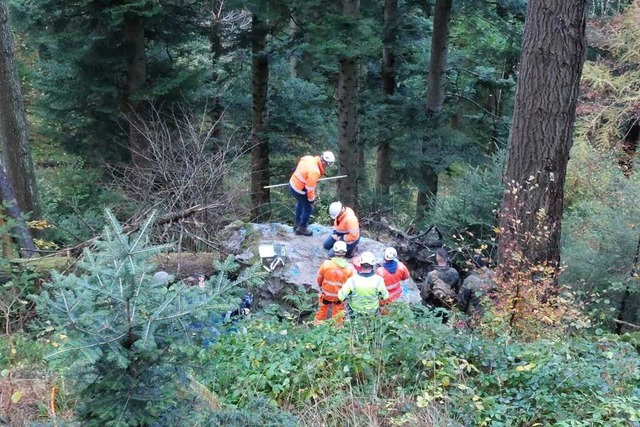 In die Bohrlcher wird der Sprengstoff eingebracht.  | Foto: Max Schuler