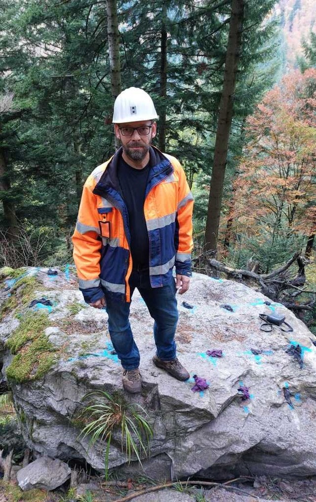 Der Sprengberechtigte Thomas Baumann s...dem Felsen, der gesprengt werden soll.  | Foto: Max Schuler