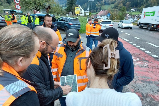 Die Sprengung wird am Morgen vorbereitet  | Foto: Max Schuler