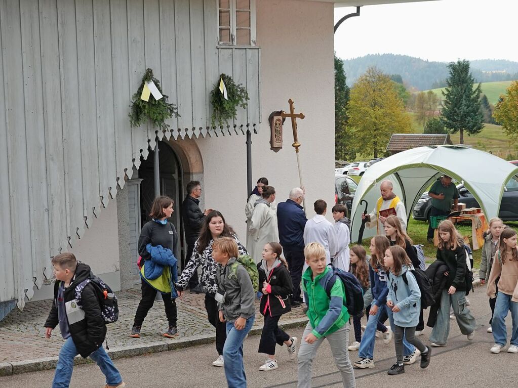 Etwa ein Dutzend Pferde und ber 40 Traktoren fanden den Weg hinauf zur 300 Jahre alten Kapelle des Heiligen Wendelin.