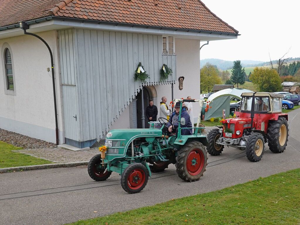 Etwa ein Dutzend Pferde und ber 40 Traktoren fanden den Weg hinauf zur 300 Jahre alten Kapelle des Heiligen Wendelin.