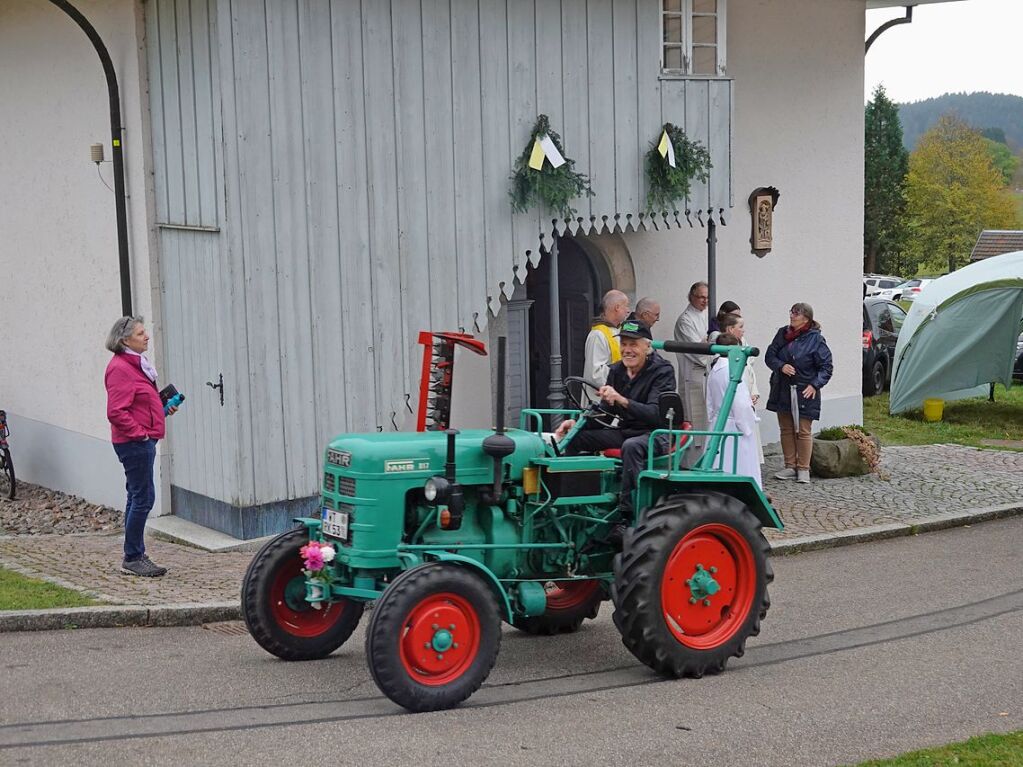 Etwa ein Dutzend Pferde und ber 40 Traktoren fanden den Weg hinauf zur 300 Jahre alten Kapelle des Heiligen Wendelin.