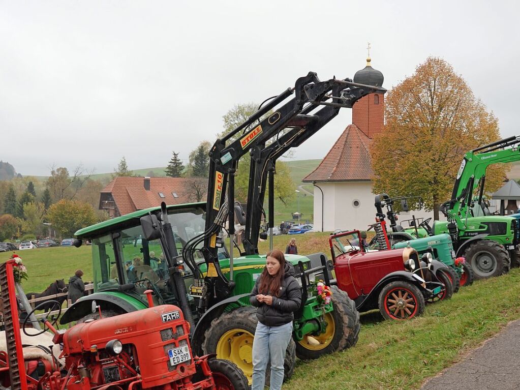 Etwa ein Dutzend Pferde und ber 40 Traktoren fanden den Weg hinauf zur 300 Jahre alten Kapelle des Heiligen Wendelin.