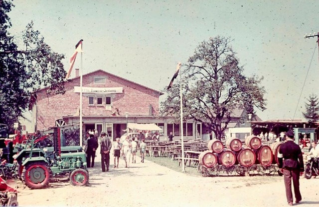 Die Festhalle im Jahr 1954 noch unverp...einer landwirtschaftlichen Ausstellung  | Foto: Archivfoto: Bearbeitung Silvia Schillinger-Teschner