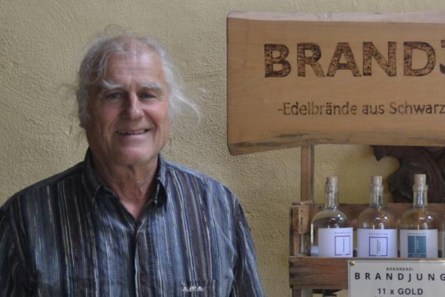 Schnapsideen gehen ihm nie aus: Klaus Jung brennt in Buchenbach spezielle Sorten