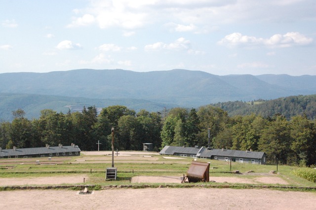 Ehemaliges KZ Natzweiler-Struthof mit ...r Baracke mit dem Krematorium (rechts)  | Foto: Brbel Nckles