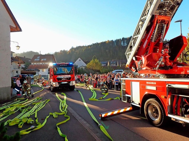 Schaubung der Feuerwehr Elzach: Jeder...Schluche hat seine bestimmte Aufgabe.  | Foto: Kurt Meier