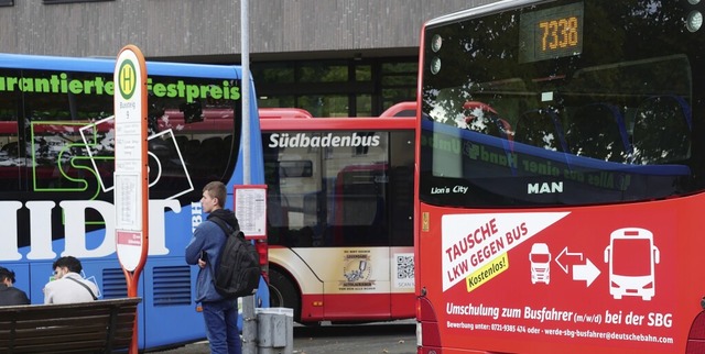 Mit Stellenanzeigen auf ihren Bussen w...e sich zum Busfahrer umschulen lassen.  | Foto: Wagner, Hans