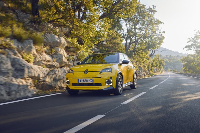 Auf franzsischen Straen fahren viele...utos, wie hier der R 5 als Elektroauto  | Foto: Yannick Brossard (dpa) 