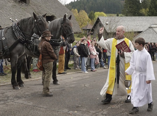 Ross und Reiter zuerst: Pfarrer Bernha...segnete die Pferde vor dem Klausenhof.  | Foto: Hans-Jrgen Sackmann