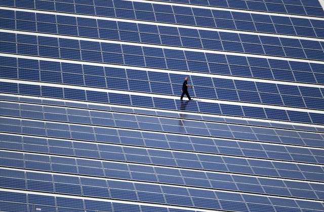 Mondas berwacht Photovoltaikanlagen (Symbolbild).  | Foto: Jens Bttner (dpa)