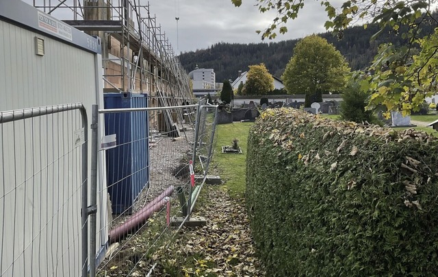 Derzeit trennt nur der Bauzaun den Fri...eine neue Mauer den Friedhof schutzen.  | Foto: Sebastian Barthmes