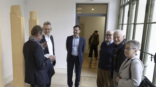 Betrachtung der Sonderausstellung mit ...er von rechts) im Markgrfler Museum.   | Foto: Volker Mnch