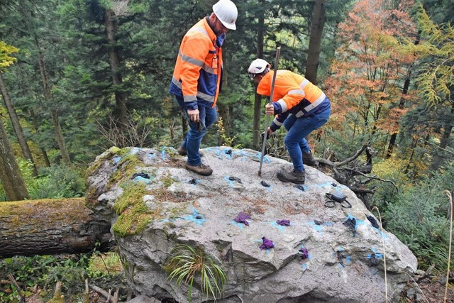 Ein 15 bis 18 Tonnen schwerer Felsen w...Sprengbeauftragter war Thomas Baumann.  | Foto: Max Schuler