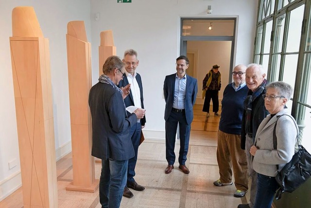 Betrachtung der Sonderausstellung mit ...ter von rechts) im Markgrfler Museum.  | Foto: Volker Mnch