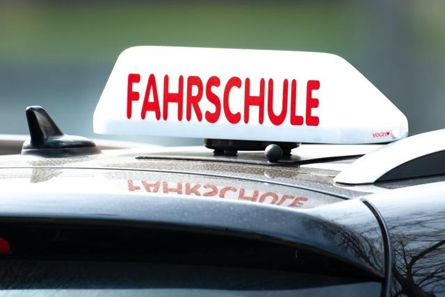 Betrunkener Fahrlehrer verursacht Unfall in Freiburg  und flieht – Fahrschlerin verletzt