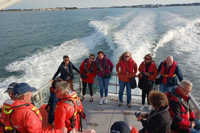 Gut geschtzt mit Rettungswesten gab es eine Ausfahrt auf den Atlantik.  | Foto: Torsten Amann