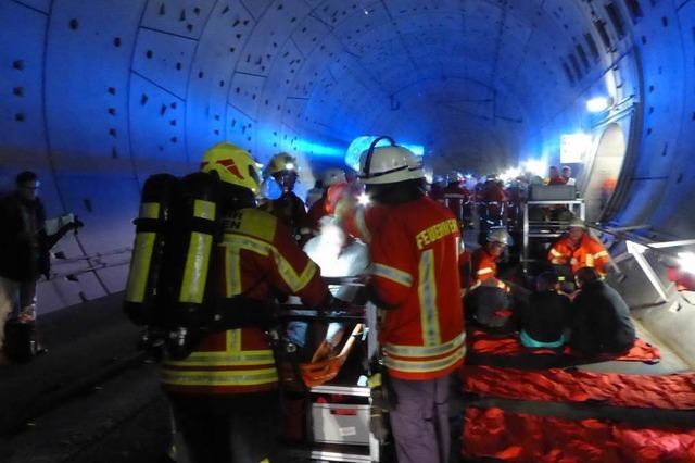 Hunderte Retter ben am Samstag im Katzenbergtunnel bei Efringen-Kirchen