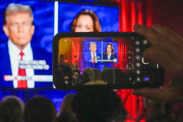 Liefern sich ein Kopf-an-Kopf-Rennen u... USA: Kamala Harris oder Donald Trump.  | Foto: Morry Gash (dpa)