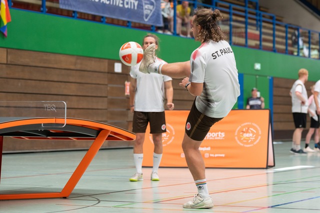 Der Deutsche Teqball-Verband veranstal...r am Ball: Kassenwart Yannic Stchelin  | Foto: Jan-Peter Mohwinkel