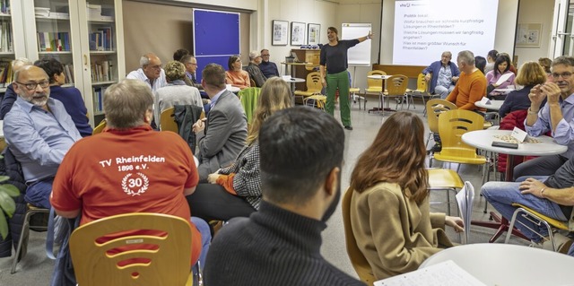 Beim &#8222;Speed-Dating&#8220; der VH...ker und Schler der Einrichtung nher.  | Foto: Alexandra Gnzschel