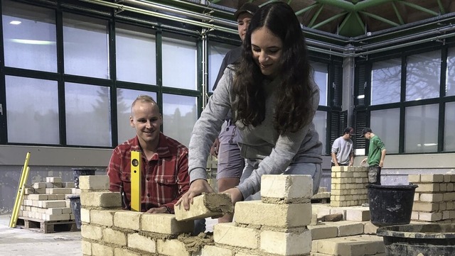 Stein auf Stein: Die Schlerinnen und Schler durften selbst Hand anlegen.  | Foto: Annegret Motzke