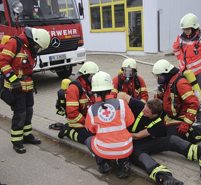 Gemeinsam ben die Feuerwehr und das DRK Eichstetten eine Rettung.  | Foto: Horst David