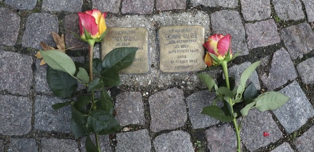 An den Stolpersteinen in Kippenheim wurden am Dienstag Rosen abgelegt.  | Foto: Juliana Eiland-Jung