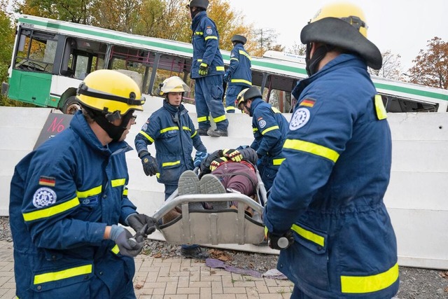 Rettungskrfte bergen eine Person aus einem Bus.  | Foto: Marijan Murat (dpa)