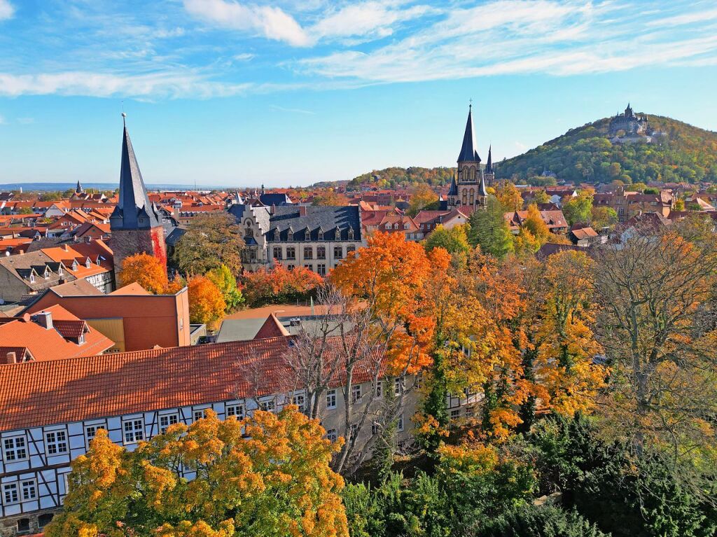 Sachsen-Anhalt, Wernigerode: Herbstlich bunt zeigt sich die Landschaft in Wernigerode und in den Wldern des Harzes.