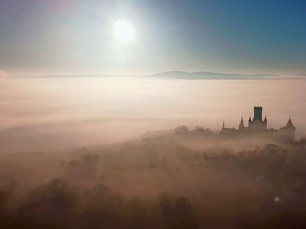 Niedersachsen, Pattensen: Schloss Marienburg liegt im  Nebel.