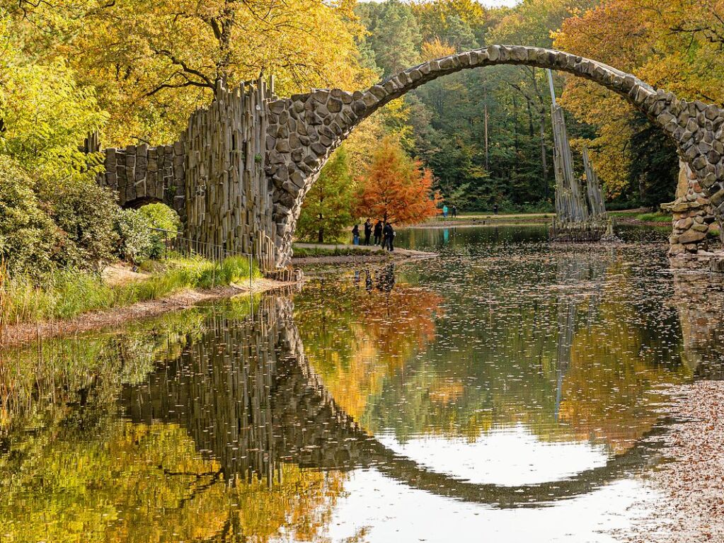 Sachsen, Kromlau: Die Rakotzbrcke im Kromlauer Rhododendronpark spiegelt sich im Rakotzsee.