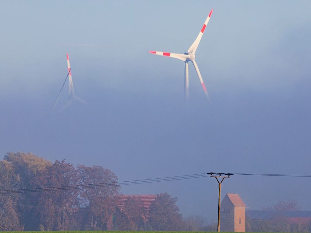 Mecklenburg-Vorpommern, Mhlen Eichsen: Die Rotoren von Windkraftanlagen sind  ber dem Bodennebel zu sehen.