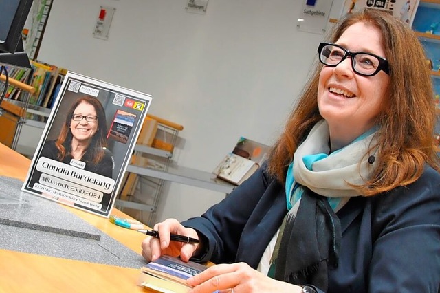 Autorin Claudia Bardelang hatte am Mittwochabend viel zu signieren.  | Foto: Ralph Fautz