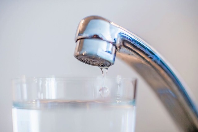 Um die Wasserversorgung in Hchenschwa...d Gruppenwasserversorgung investieren.  | Foto: Lino Mirgeler (dpa)